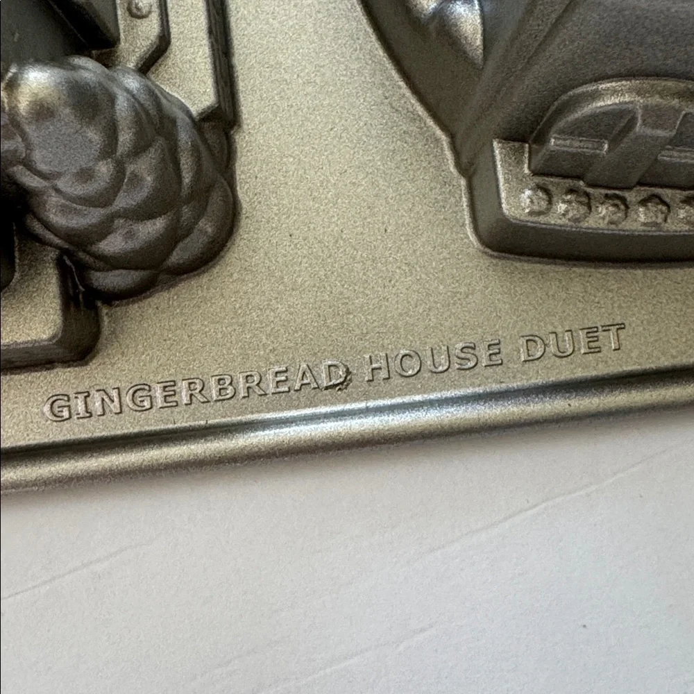 Nordic Ware Gingerbread House Duet Pan Cast Aluminum Baking Pan Holiday 5 Cups